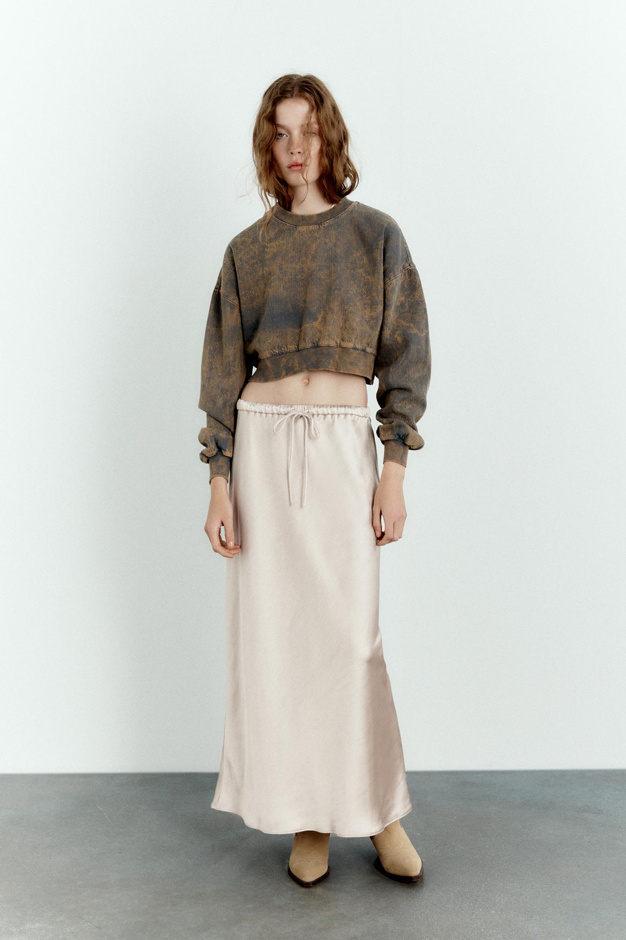 Zara maxi skirt trend 2022 High-waist satin slip skirt skirt with an elastic waistband and drawstrings.This maxi skirt comes in pearl grey.