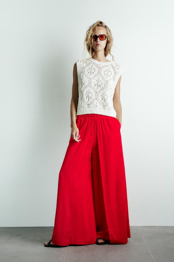 Rojo glam siempre será el plan. Pantalón satinado de Zara en $599 pesos