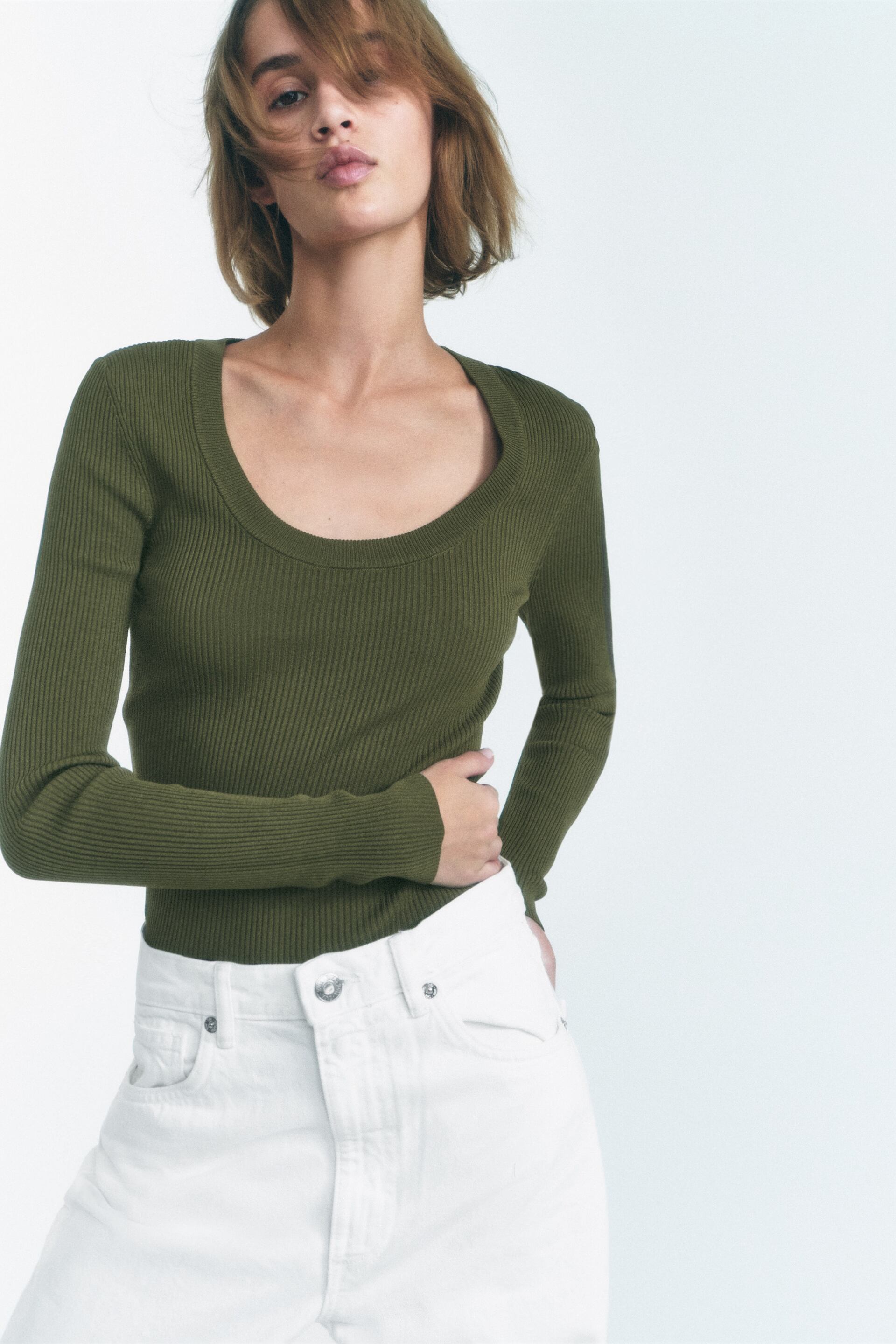 KNIT TOP WITH ROUND NECK