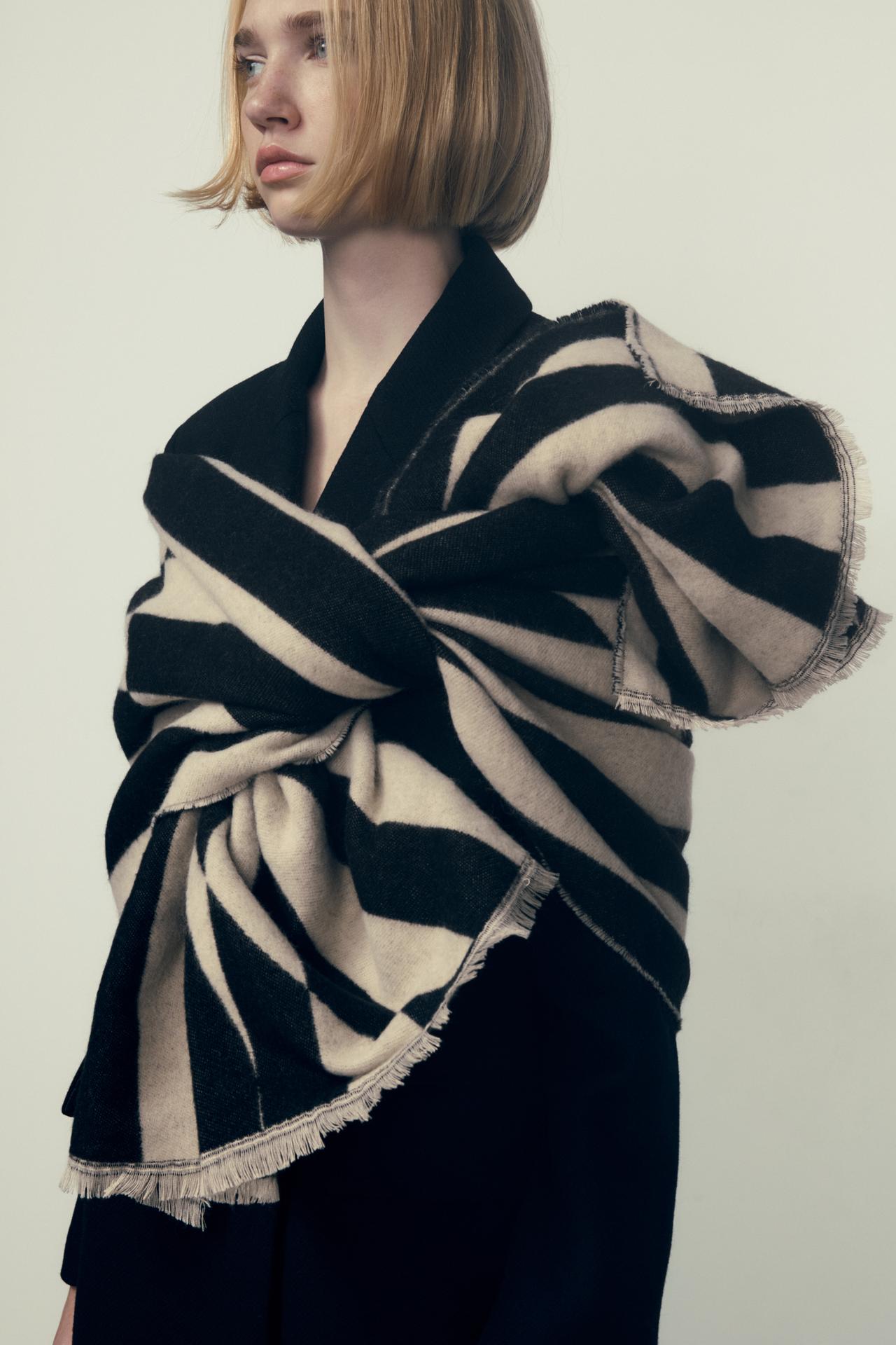 Zara black and white oversized striped scarf with frayed edges. Measurements: 200 x 66 cm / 78.7 x 25.9".