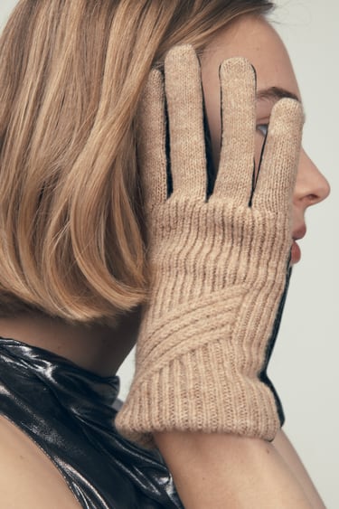 Image 0 of CONTRAST KNIT GLOVES from Zara