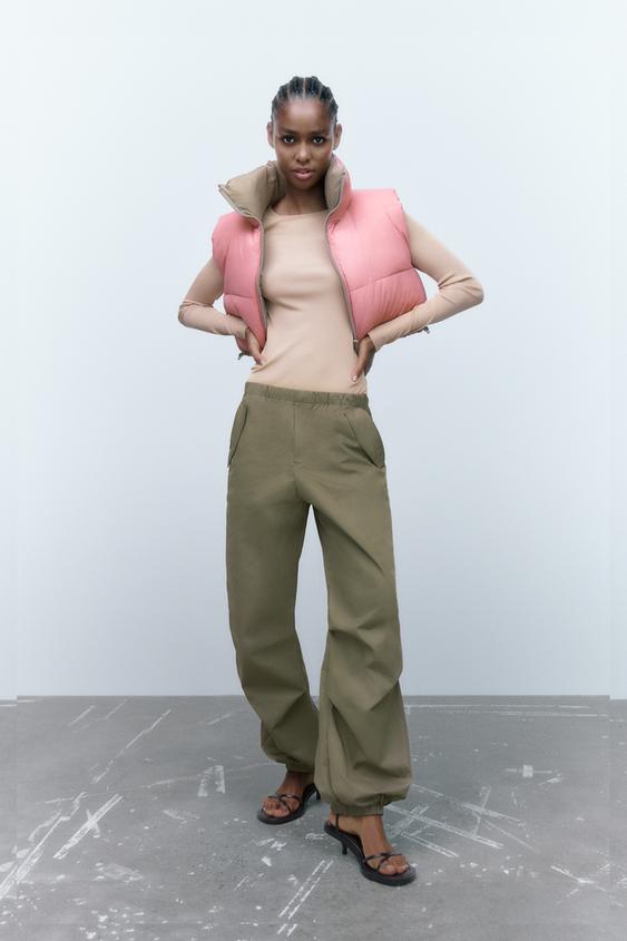 Calça paraquedas verde acinzentada, da Zara