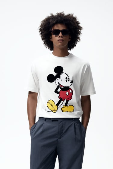 Image 0 de T-shirt à col rond et manches courtes. Imprimé Mickey Mouse © Disney avant. de Zara