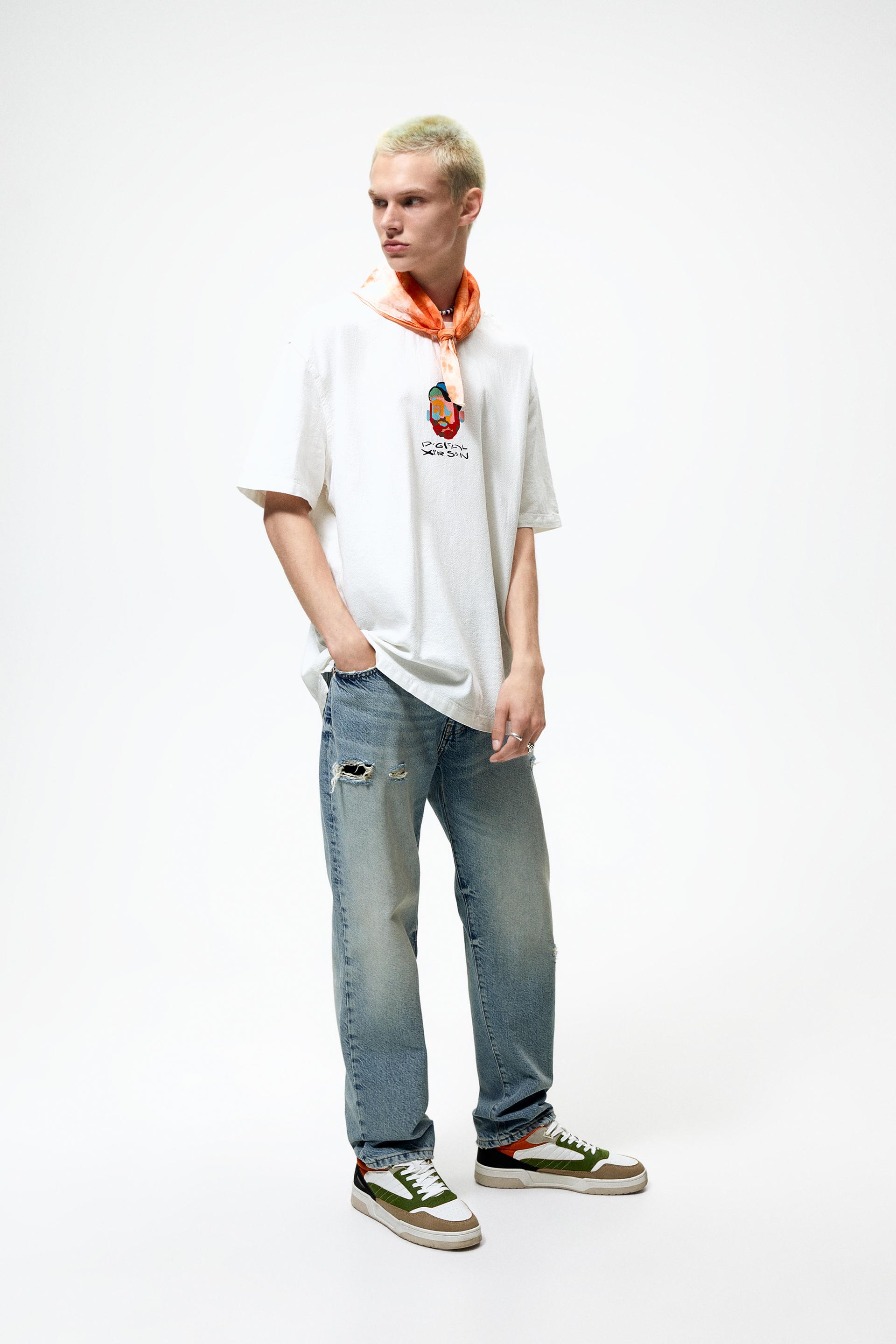 Relaxed fit T-shirt. Round neck and 