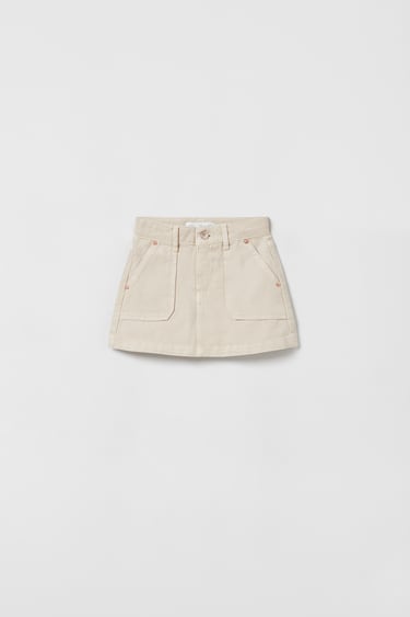 Afbeelding 0 van Denim rok met verstelbare tailleband aan de binnenkant en knoopsluiting voor. Opzetzakken op het voorpand. van Zara