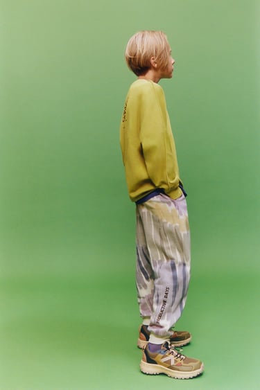 תמונה 0 של מכנסיים קטיפתיים עם התזת צבע מZARA