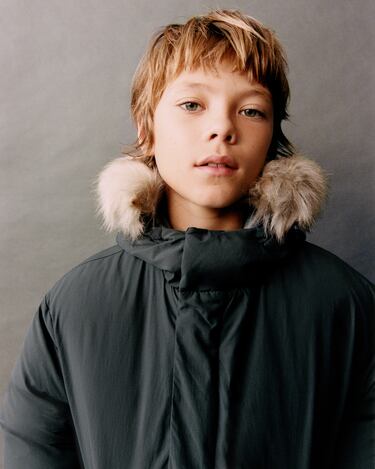 Image 0 of PREMIUM SHORT FEATHER AND DOWN JACKET WITH FAUX FUR from Zara