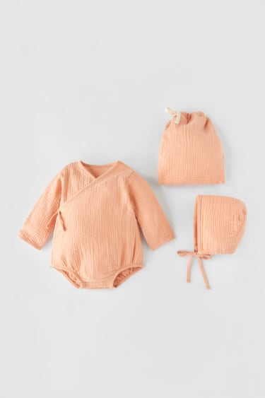 Image 0 of TEXTURED BODYSUIT AND BONNET SET from Zara