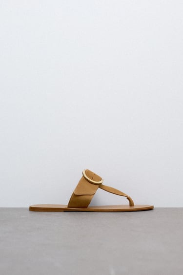 FLAT LEATHER SANDALS WITH BUCKLE DETAIL