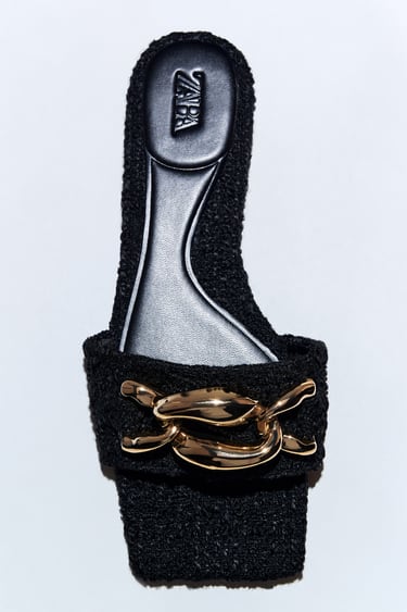 ภาพ 0 จาก รองเท้าแตะส้นเตี้ยทำจากผ้าทอแต่งโซ่ จาก Zara