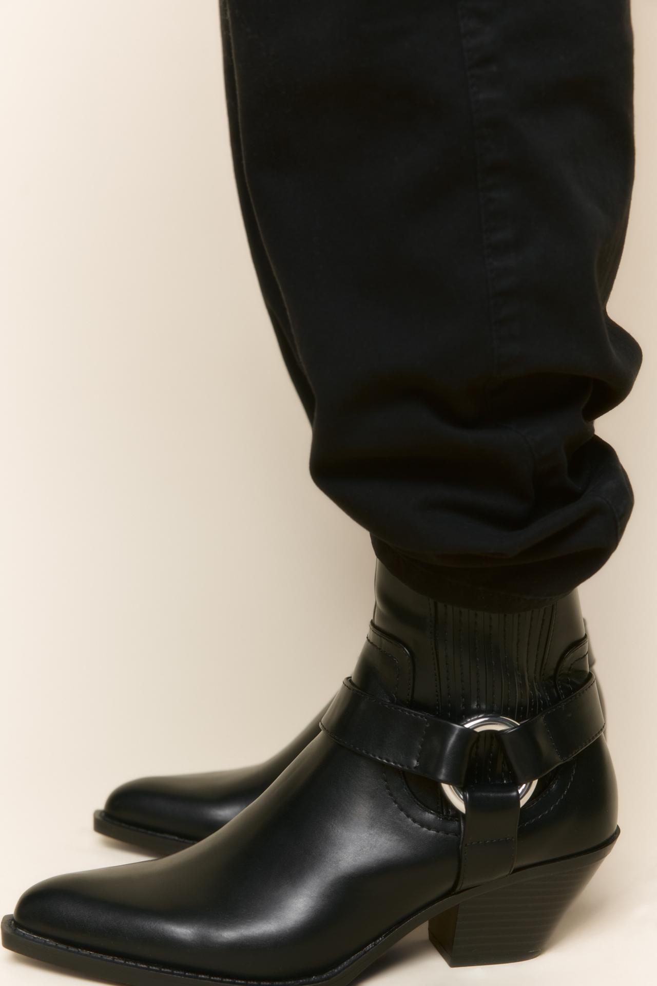 Zara black Cowboy-style ankle boots with a metal piece on the side and elastic side gores. Small Cuban heel and pointed toe.
