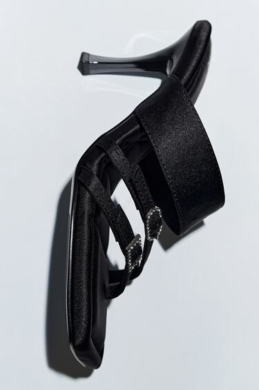 ภาพ 0 จาก รองเท้าแตะส้นสูงแต่งหัวเข็มขัด จาก Zara