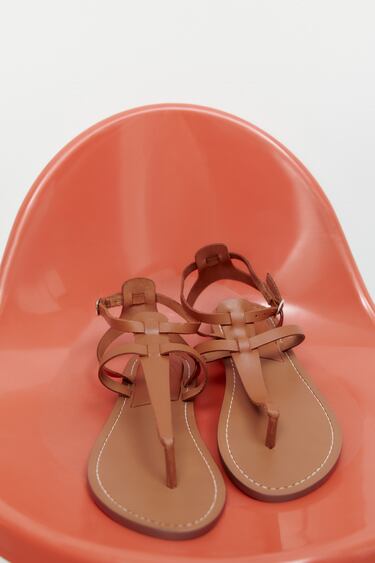 FLAT LEATHER SANDALS WITH BUCKLE DETAIL