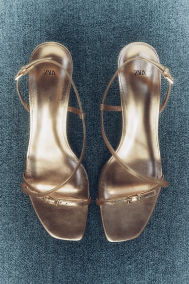 ภาพ 0 จาก รองเท้าแตะส้นสูงหนังแต่งหัวเข็มขัด จาก Zara