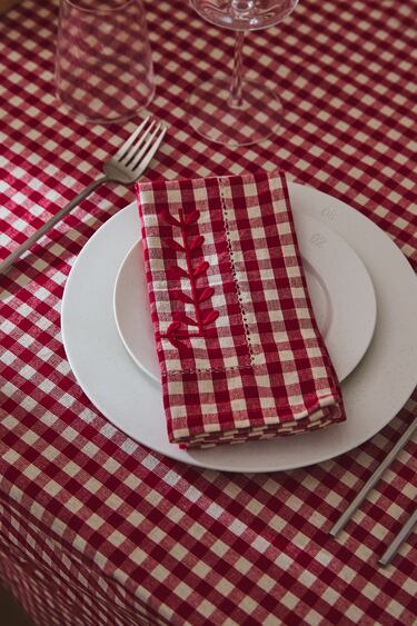 Image 0 of CHECK AND EMBROIDERED NAPKINS (PACK OF 2) from Zara