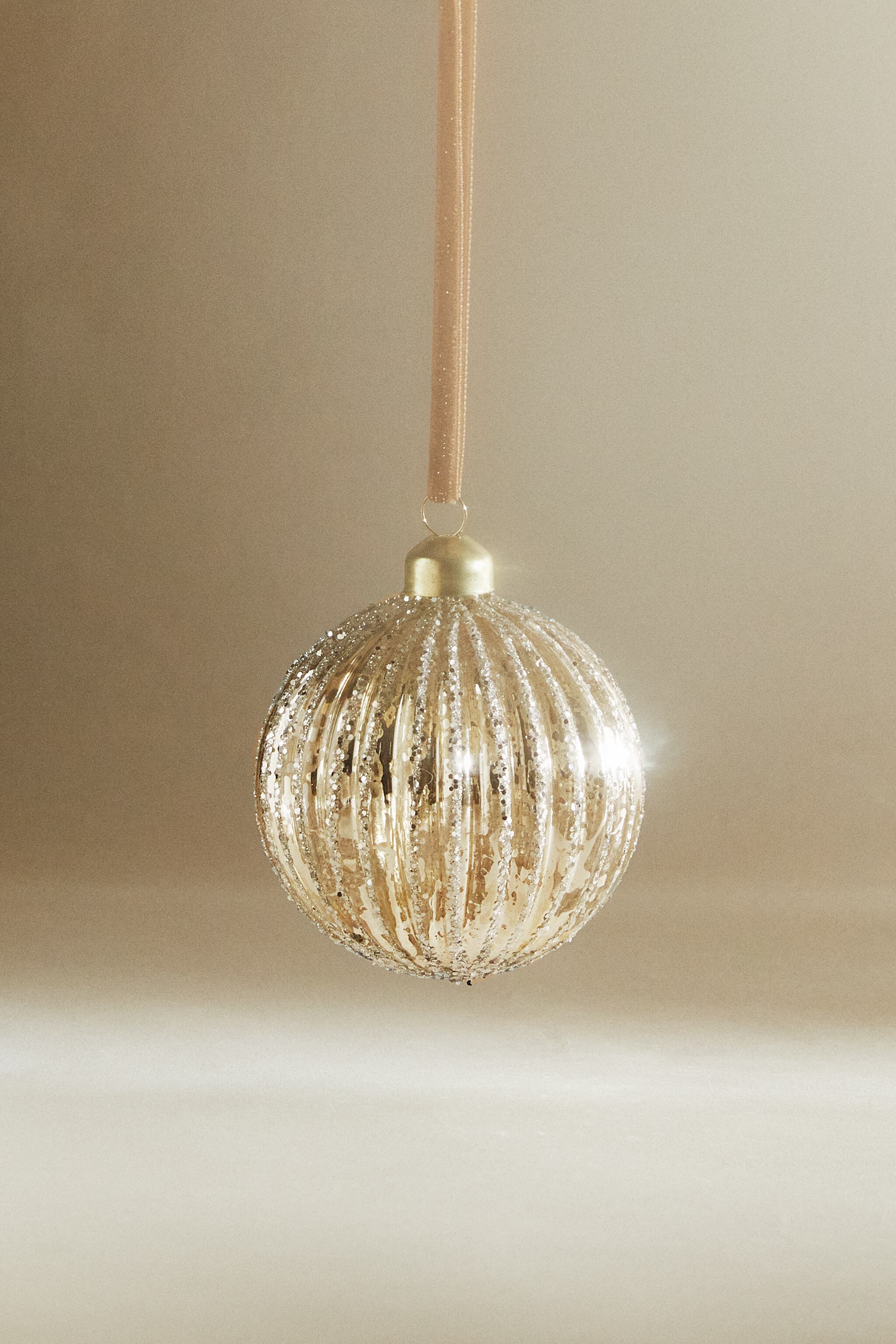 MERCURIZED CHRISTMAS ORNAMENT WITH RAISED DESIGN