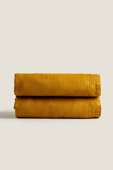 Image 0 of SCALLOPED LINEN THROW BLANKET from Zara