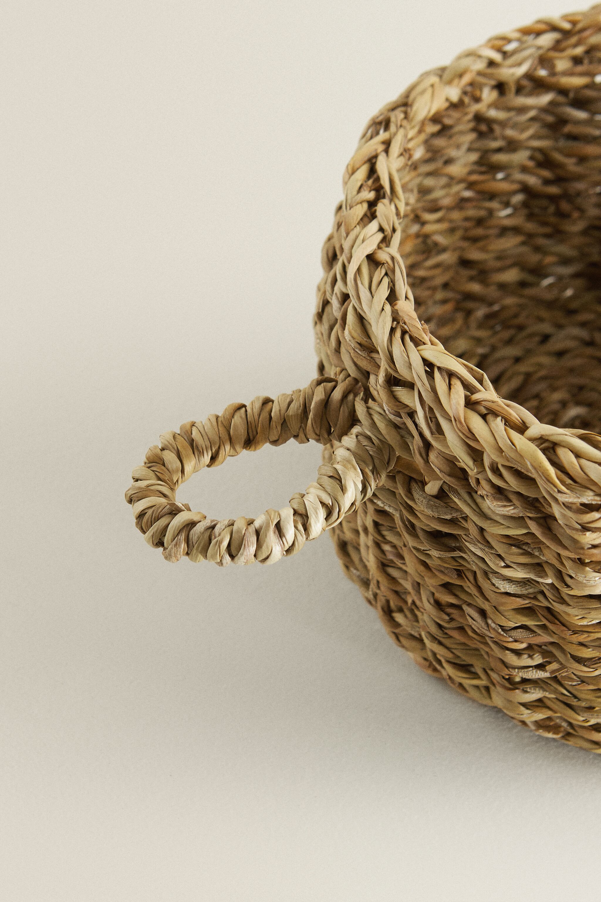 ROUND BASKET WITH HANDLE