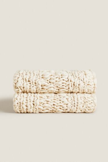 Image 0 of CHUNKY KNIT BLANKET from Zara
