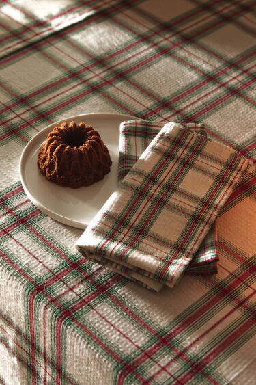 Image 0 of CHRISTMAS CHECK NAPKINS (PACK OF 2) from Zara