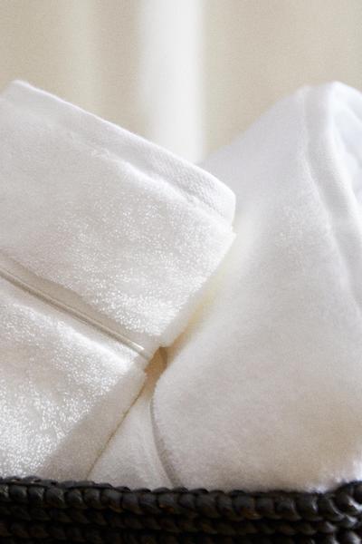 Image 5 of EMBROIDERED SCALLOPED EDGE TOWEL from Zara