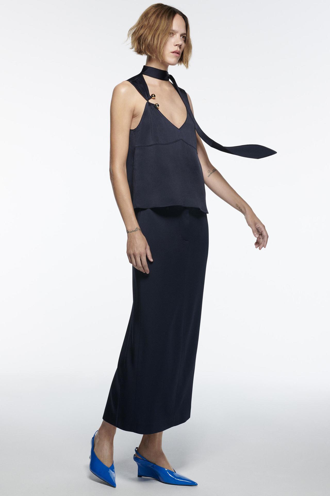 Zara Leather slingback court shoes. Wedge heel. V-shaped vamp. Pointed toe. Elasticated strap at the back.