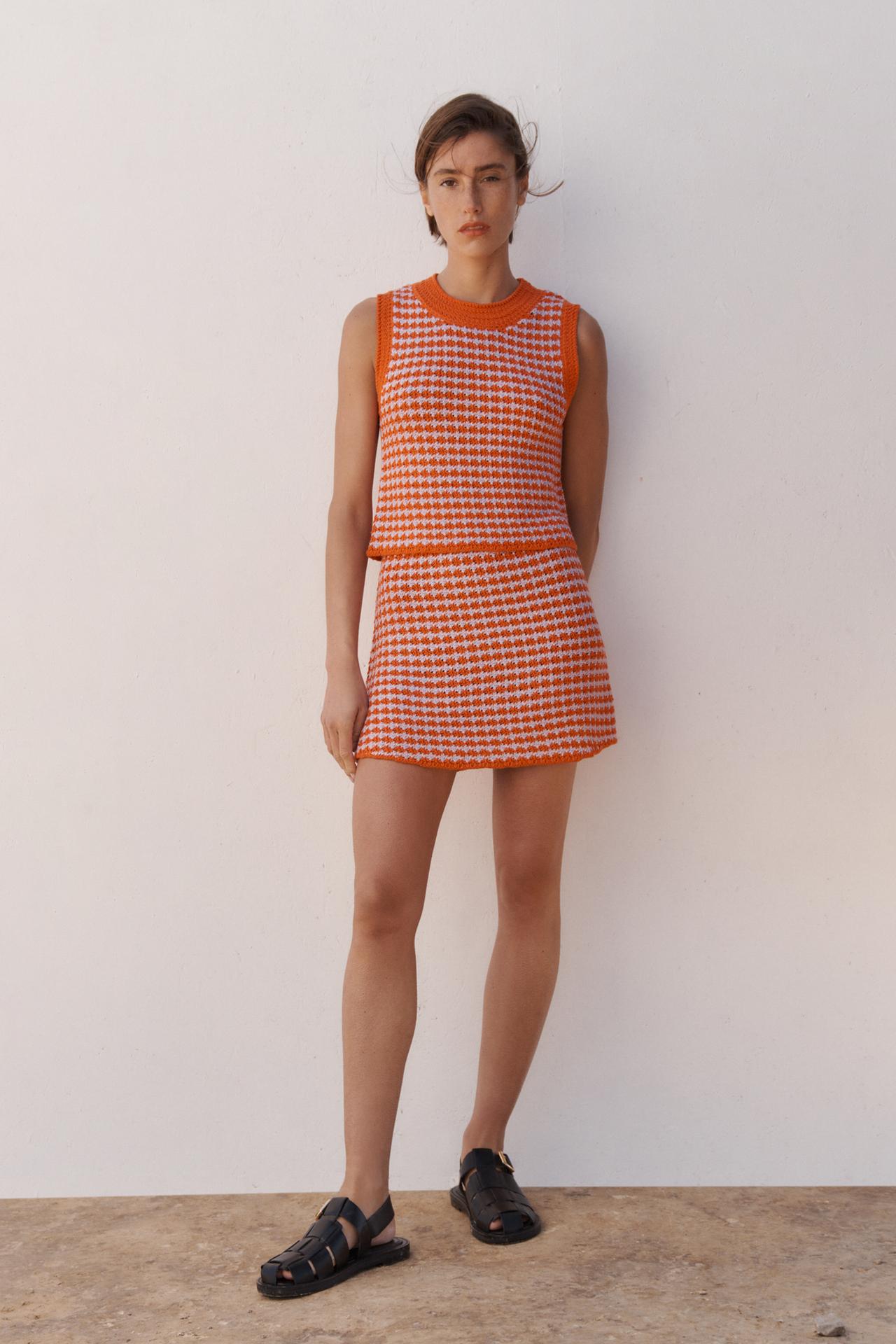 Zara orange and pink Sleeveless crochet knit top in a check pattern. Cropped fit with a round neckline and matching knit crochet skirt available. 