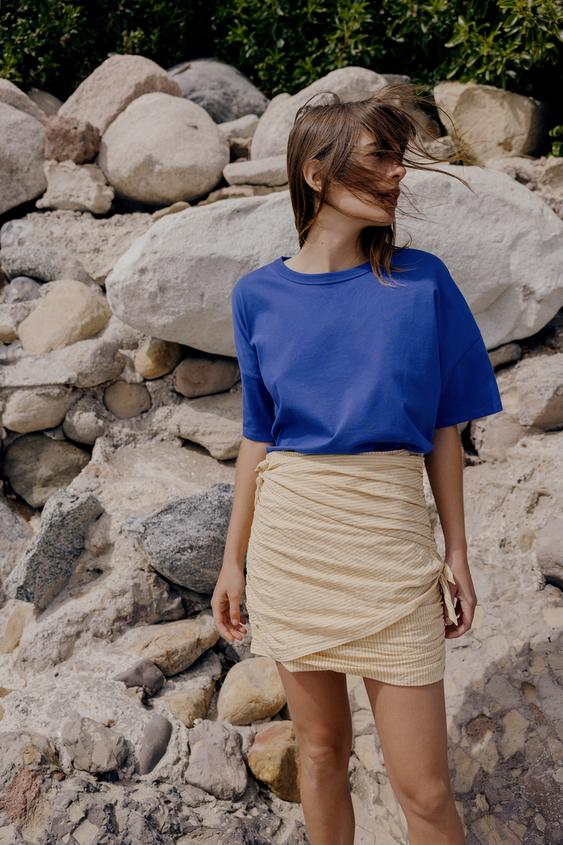 No te compliques: este pantalón de tiro alto de Zara es el mejor Imagen 0 de CAMISETA OVERSIZE ALGODÓN de Zara