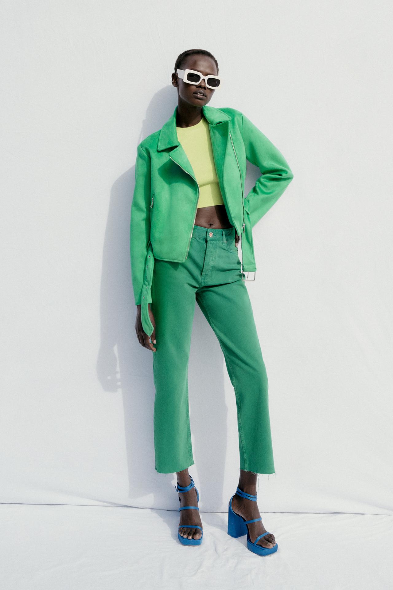 Washed Green High-waist jeans with five pockets. Straight-leg fit. Seamless hems. Front fastening with metal buttons.