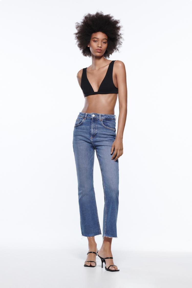No te compliques: este pantalón de tiro alto de Zara es el mejor Imagen 0 de JEANS CROPPED FLARE de Zara