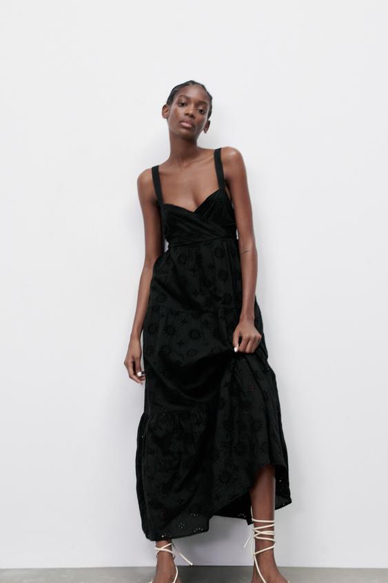 Zara vuelve a sacar el vestido negro que nos conquistó a todas el verano  pasado