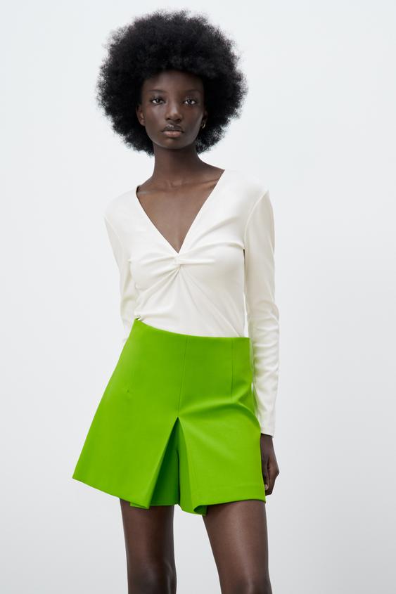 camiseta con nudo delantero