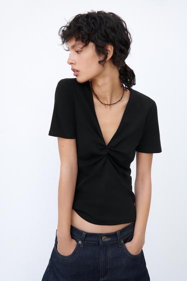 CAMISETA CUELLO PICO - Negro | ZARA España