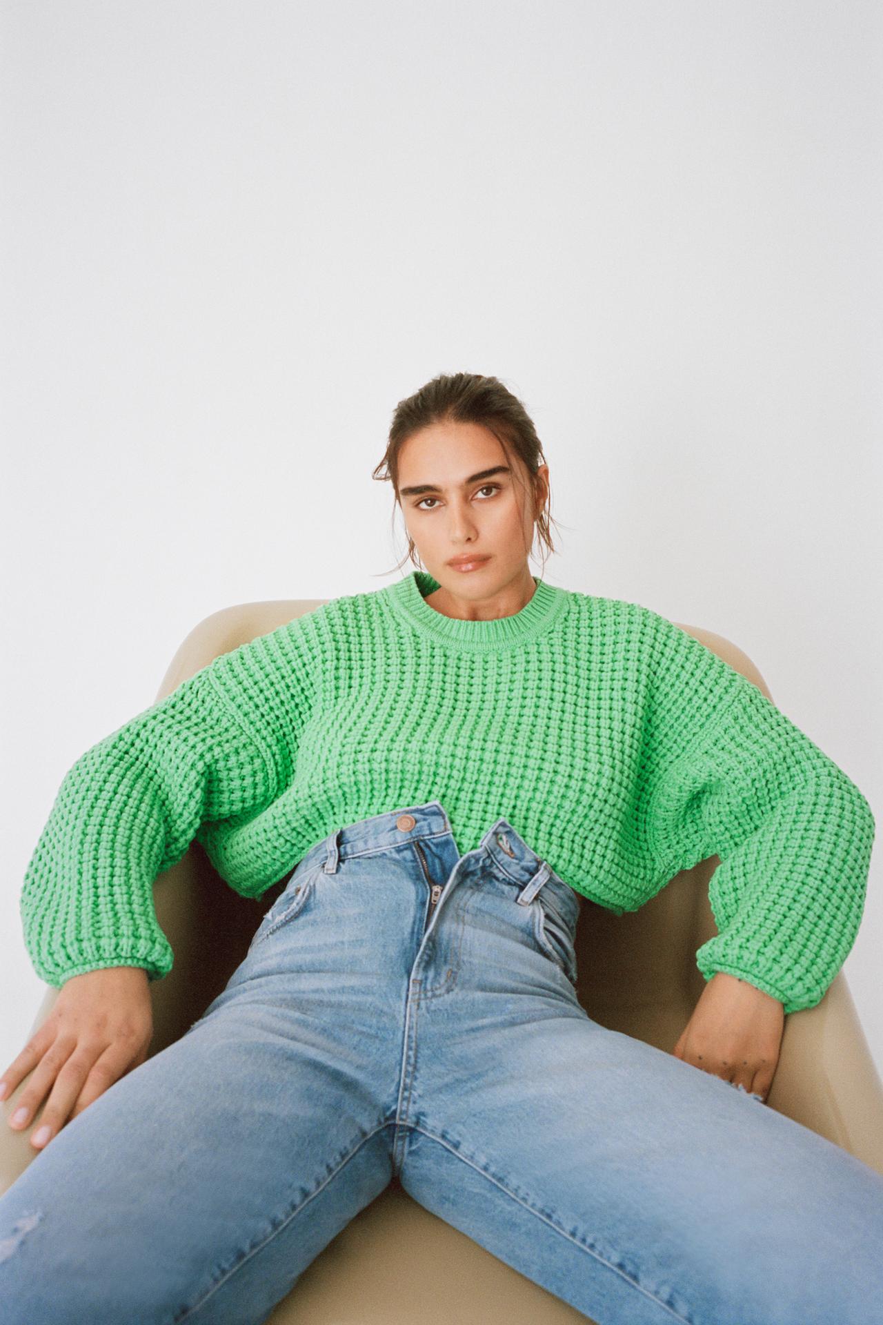 Zara purl knit Cropped sweater with a round neckline and long sleeves in a bright shade of pastel green.