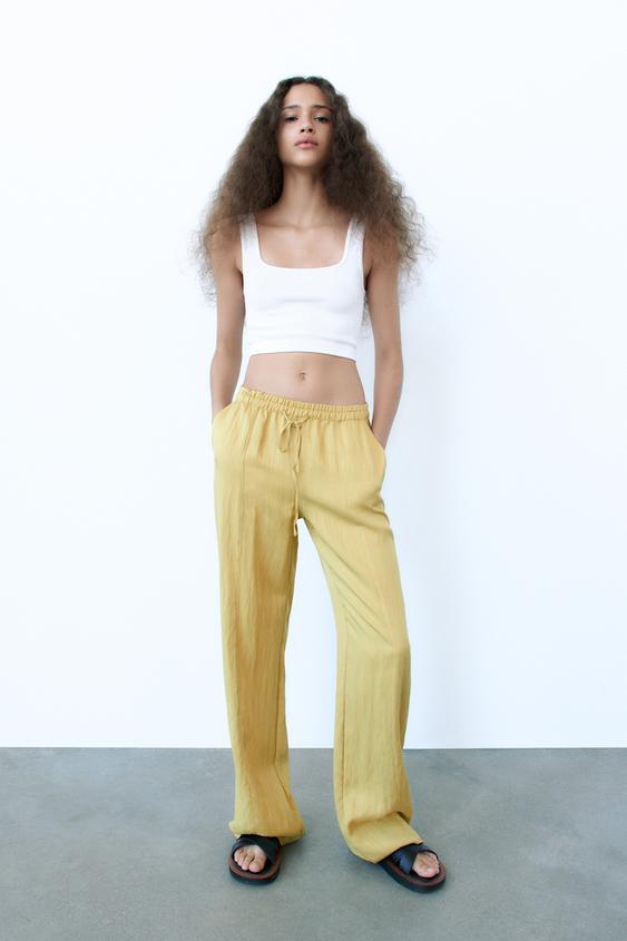 Pantalón recto. Foto: Zara