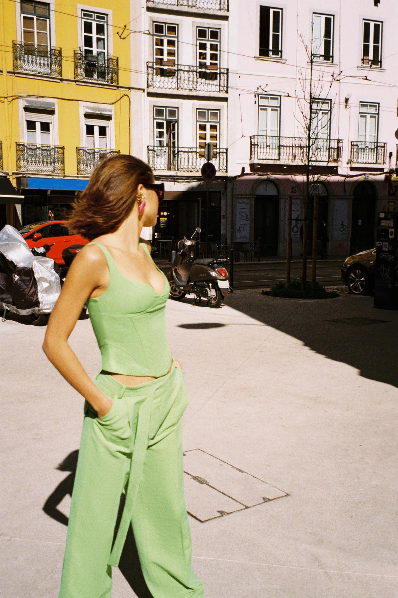 Pistachio corsetry inspired Top with a sweetheart neckline and straps. Invisible side zip fastening.