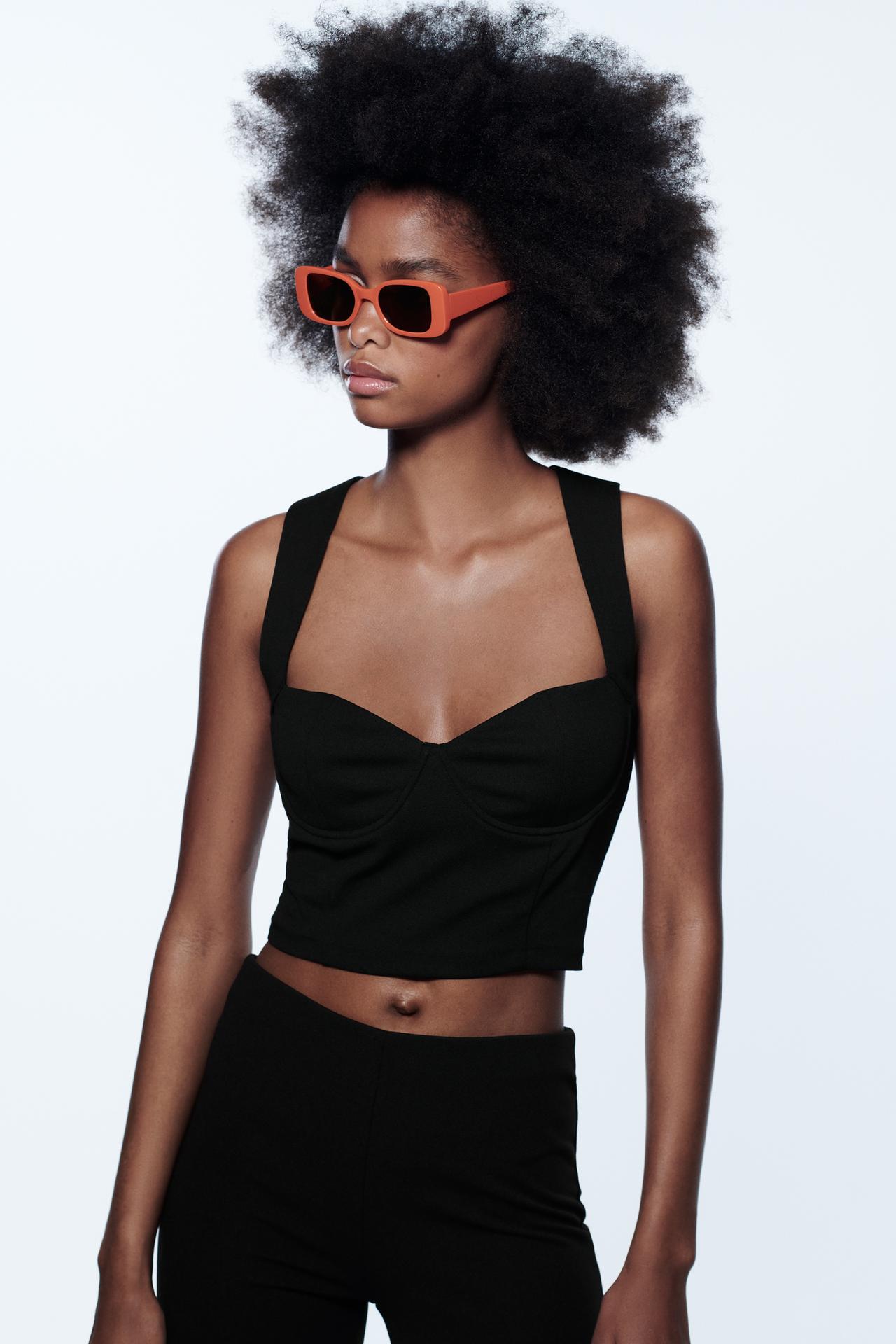 Black Underwire bustier top with a V-neckline, thick straps and opening at the back.