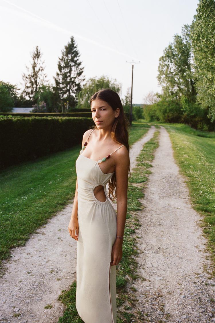 Con estas sandalias de piel de Zara pisarás como una modelo Imagen 0 de VESTIDO PIEDRAS CON LINO de Zara