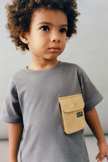 T-SHIRT WITH COMBINED POCKET