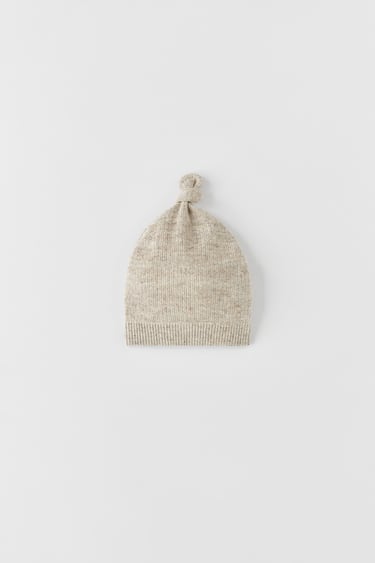 TEXTURED KNOTTED KNIT HAT