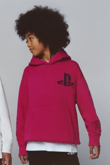 EMBOSSED PLAYSTATION © SONY INTERACTIVE ENTERTAINMENT HOODIE