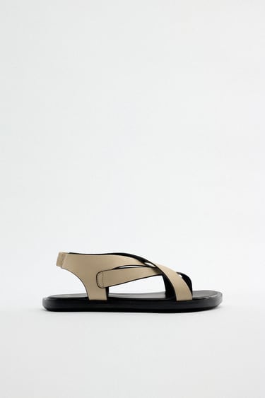 FLAT LEATHER SANDALS WITH TOE DIVIDER
