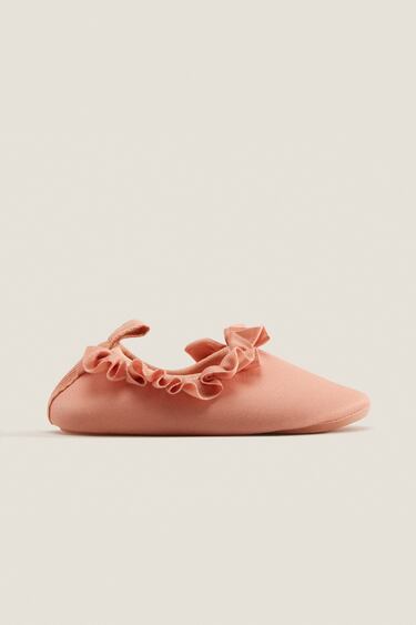 SLIPPERS WITH RUFFLE DETAIL