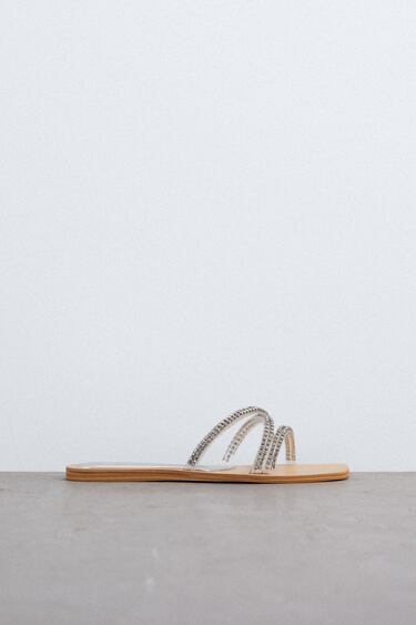 ภาพ 0 จาก รองเท้าแตะส้นแบนแถบผ้าสีมันวาว จาก Zara