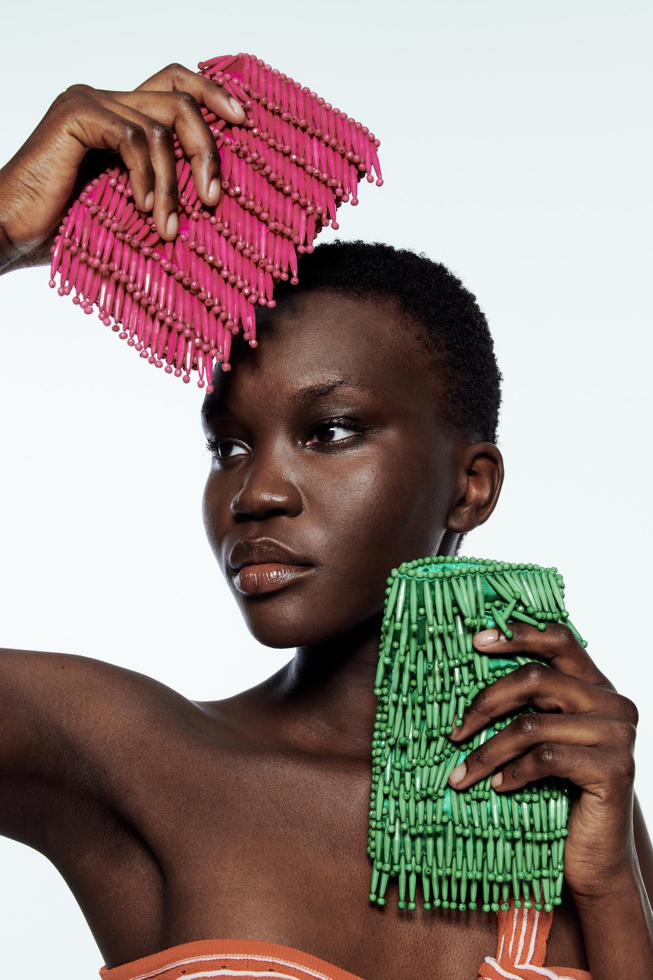 Zara beaded mobile phone bag decorated with fringed beading on the exterior and with a chain crossbody strap. Lined interior. Height x Length x Width 17,3 x 10 x 1 cm. / 6.8 x 3.9 x 0.3″