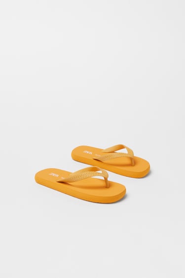 STRAPPY POOL SANDALS