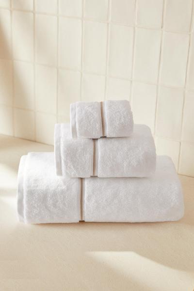 Image 5 of EMBROIDERED SCALLOPED EDGE TOWEL from Zara