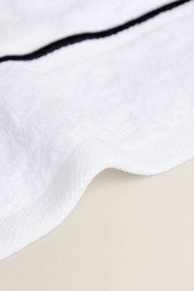 Image 3 of EMBROIDERED SCALLOPED EDGE TOWEL from Zara