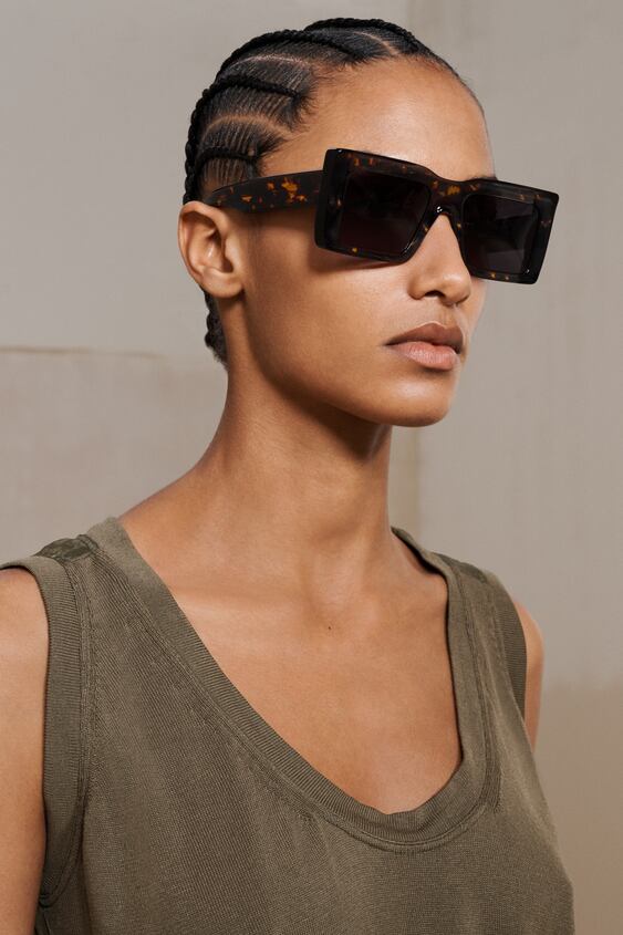 Gafas solares nunca pasan de moda. De Zara