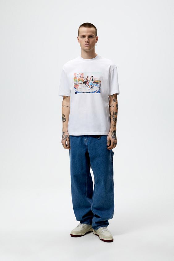 T-SHIRT WITH BASKETBALL COURT PRINT 